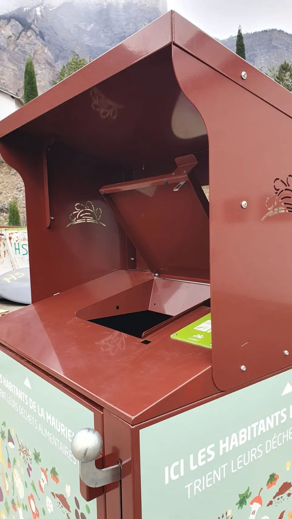 Abri-bac biodéchets Savoie toit neige