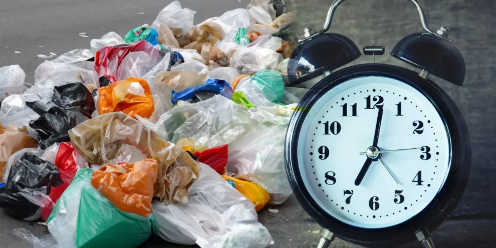 Sacs de déchets alimentaires à côté d'un réveil