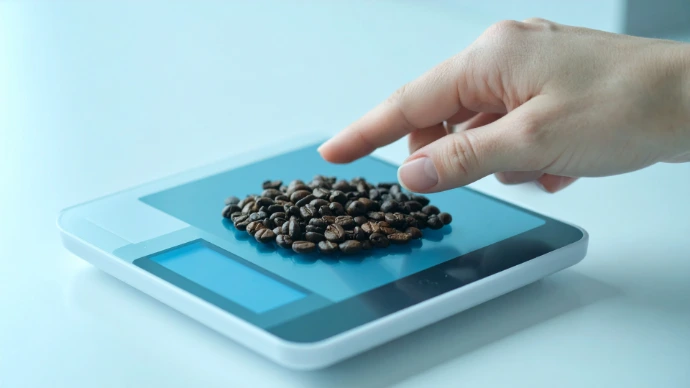 Pesée de déchets alimentaires sur une balance connectée