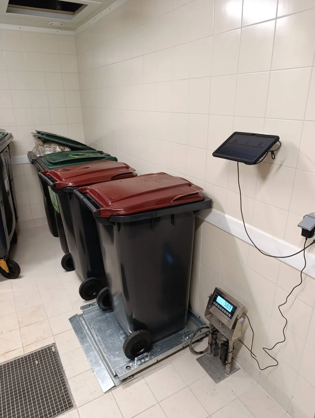 Balance fixe Axibio : plateforme de pesée sous un bac, indicateur de poids et tablette murale