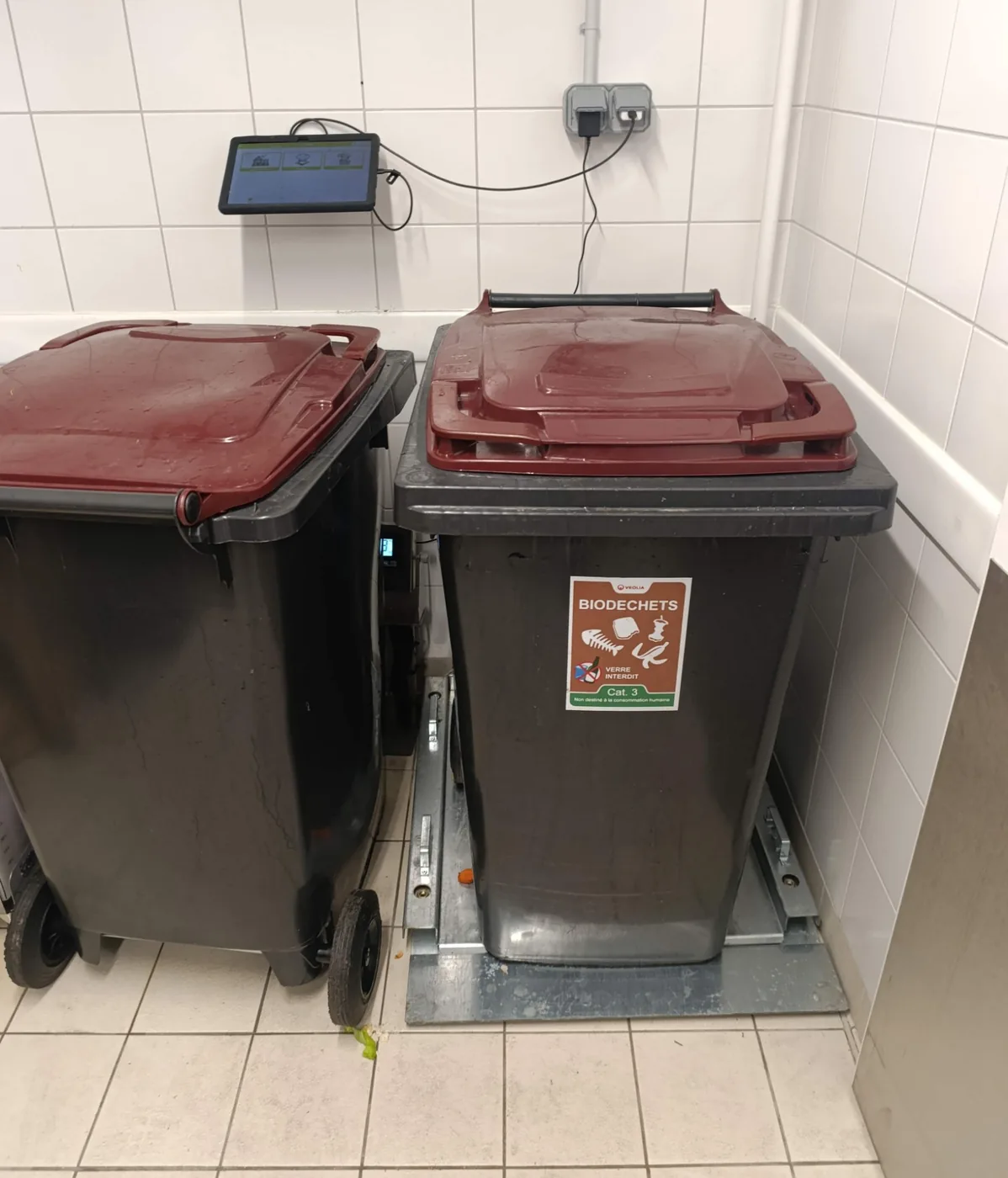 Balance fixe Axibio sous un bac marron, avec tablette murale