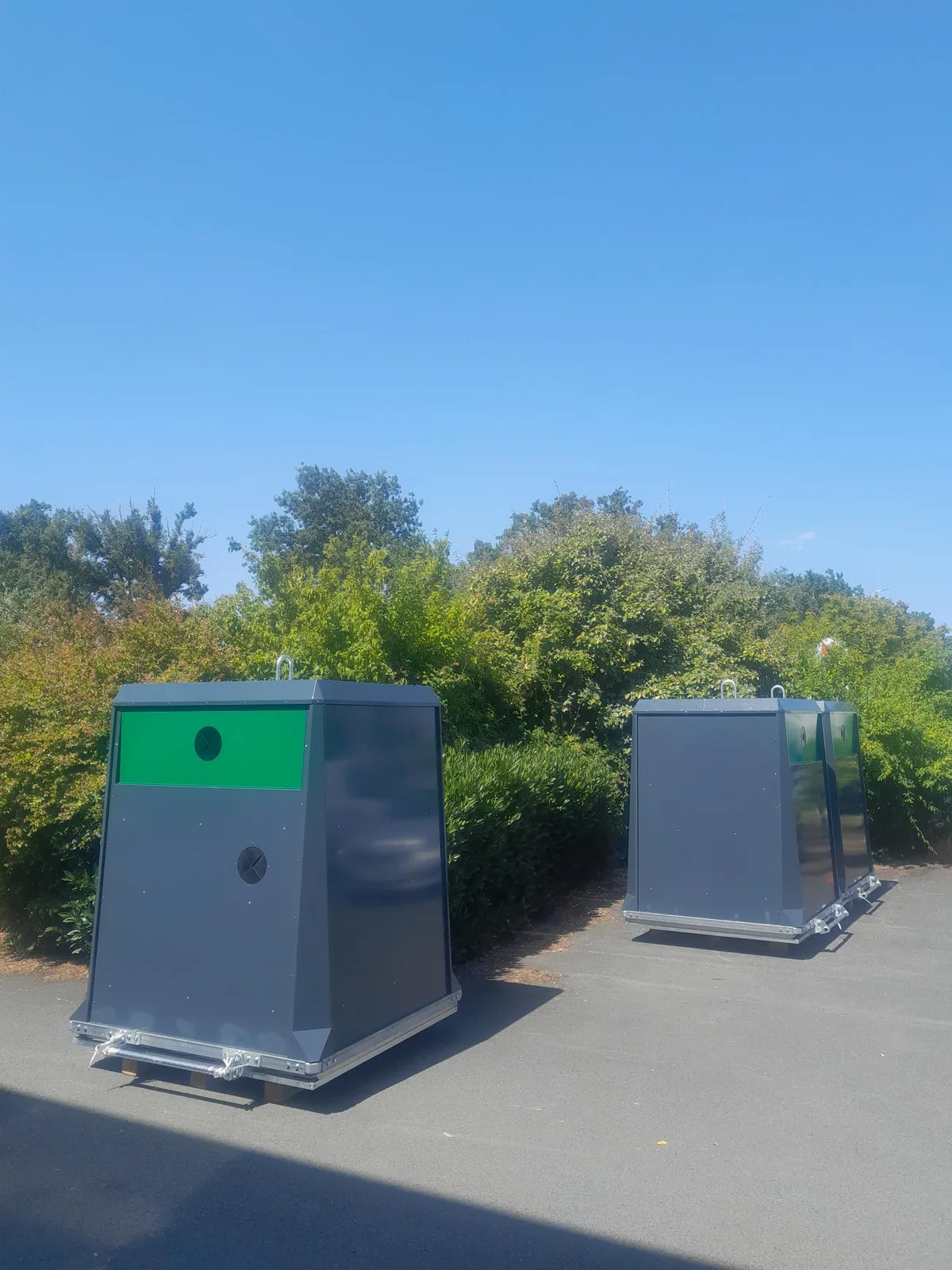 Deux colonnes aériennes Orion 3000 dans un espace vert
