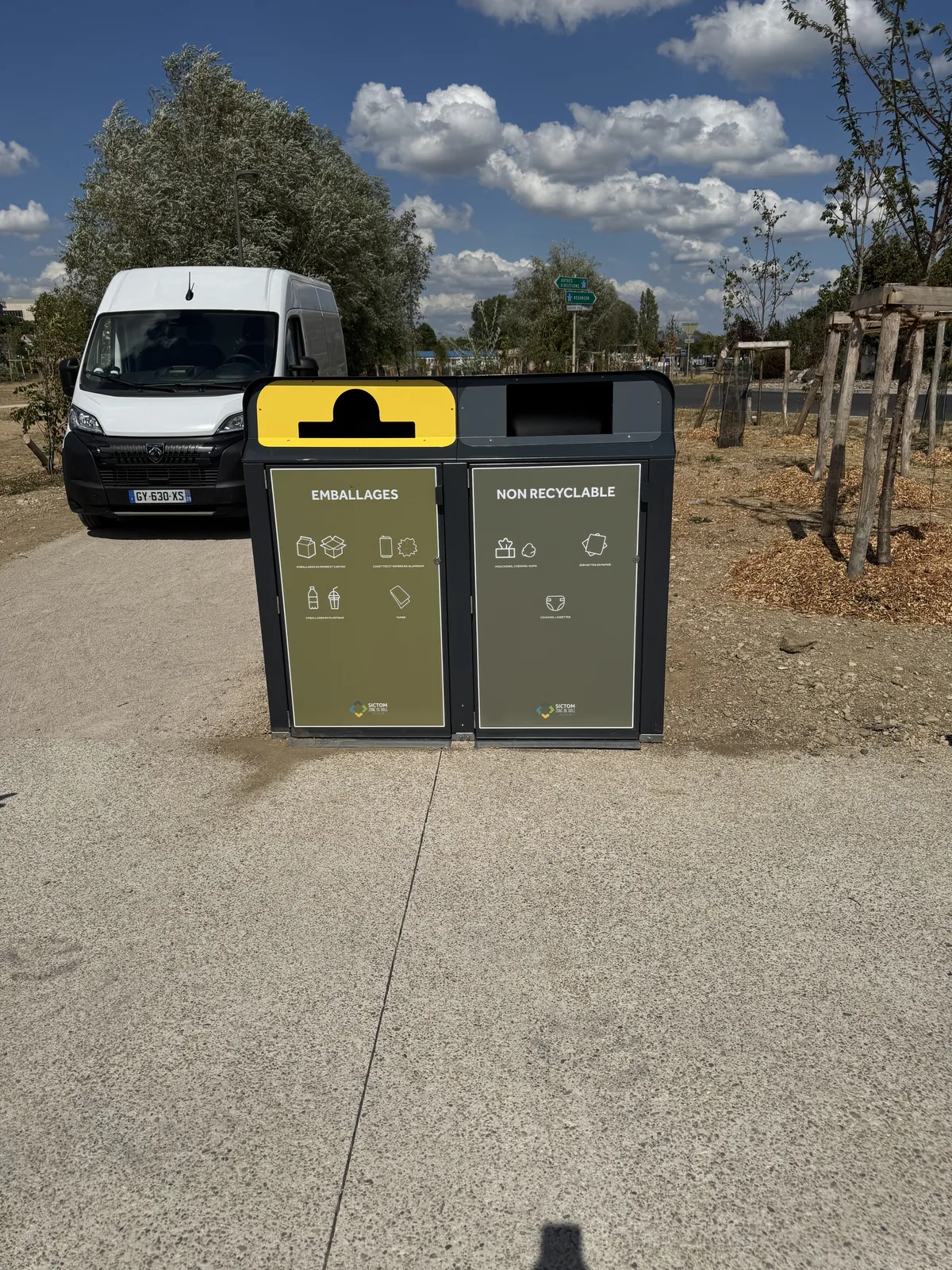 Viabox à deux flux sur un parking de terre