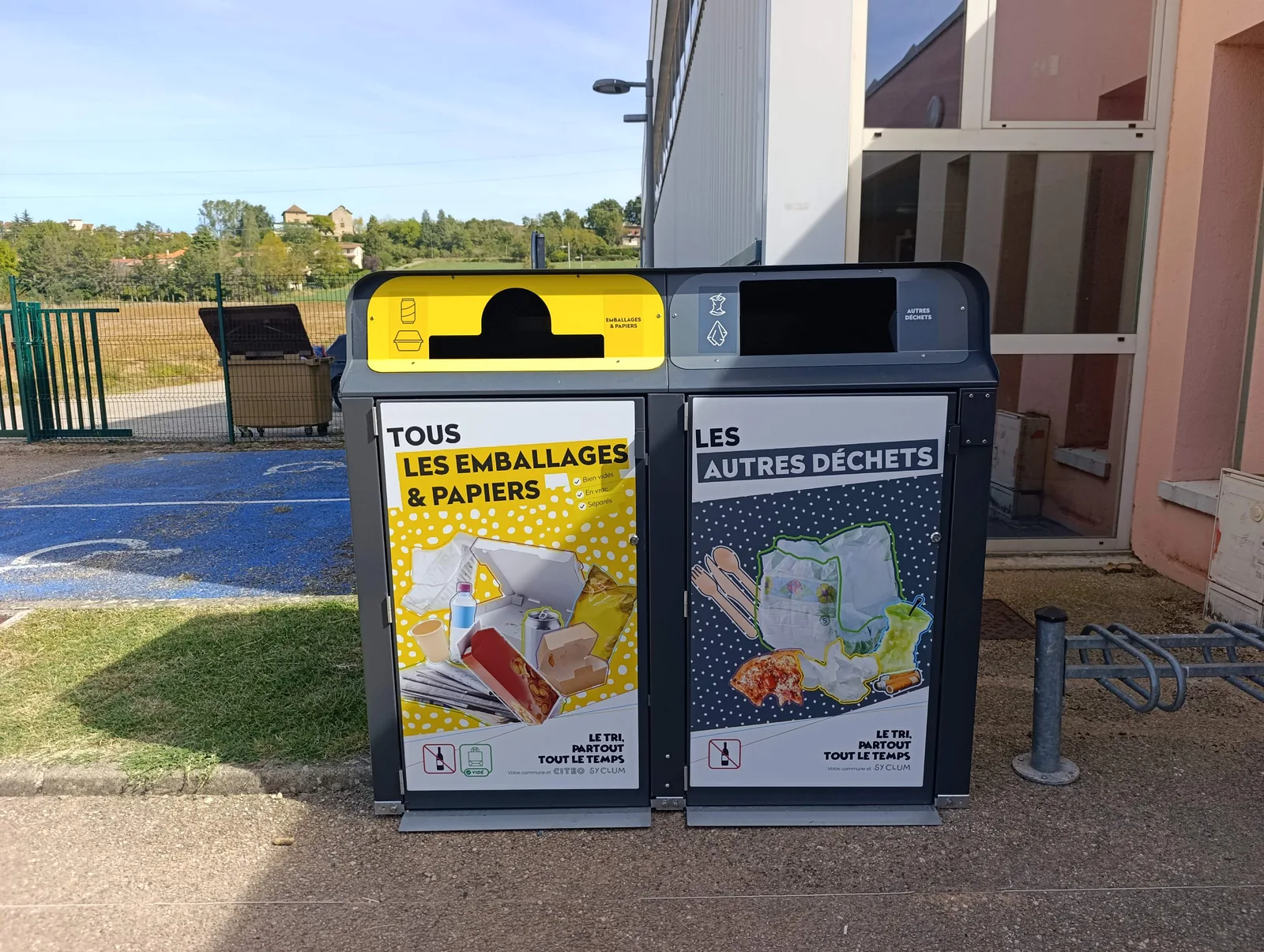 Viabox à deux flux (emballages et papiers, autres déchets) devant un bâtiment