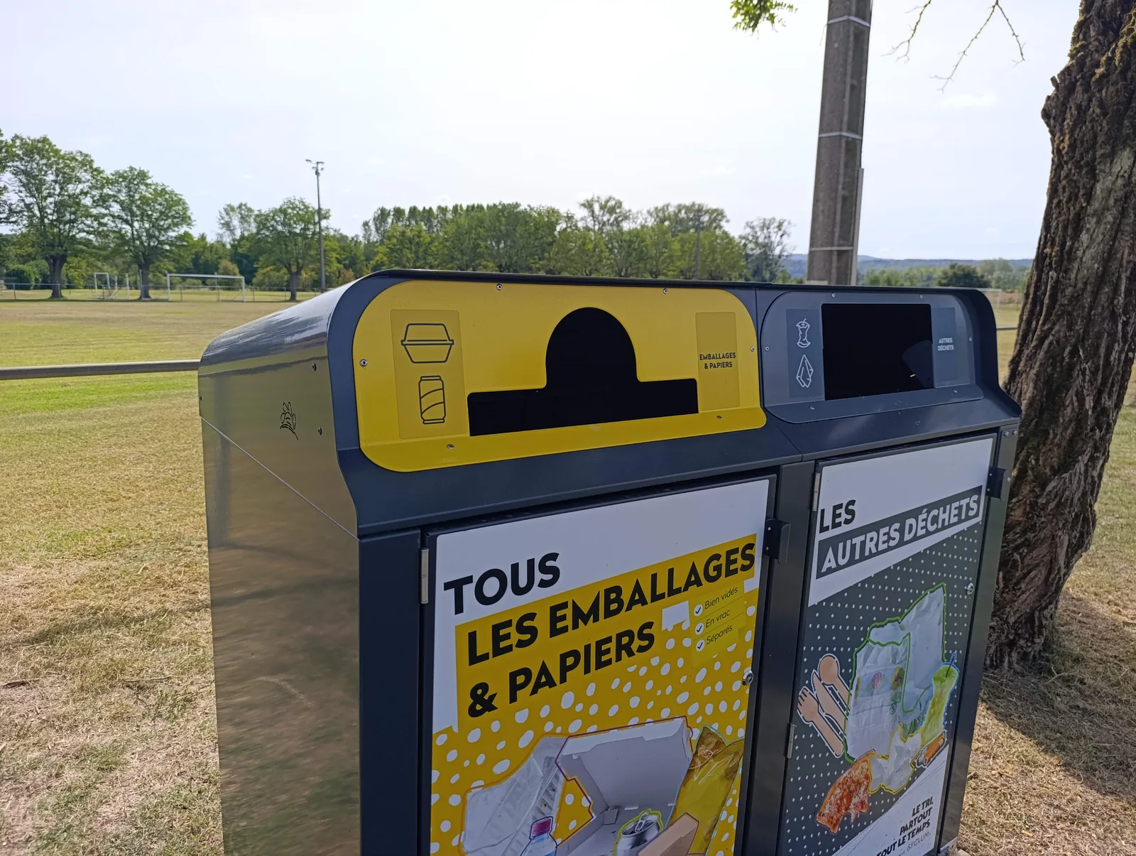 Gros plan sur une Viabox, opercule jaune « Tous les emballages et papiers »
