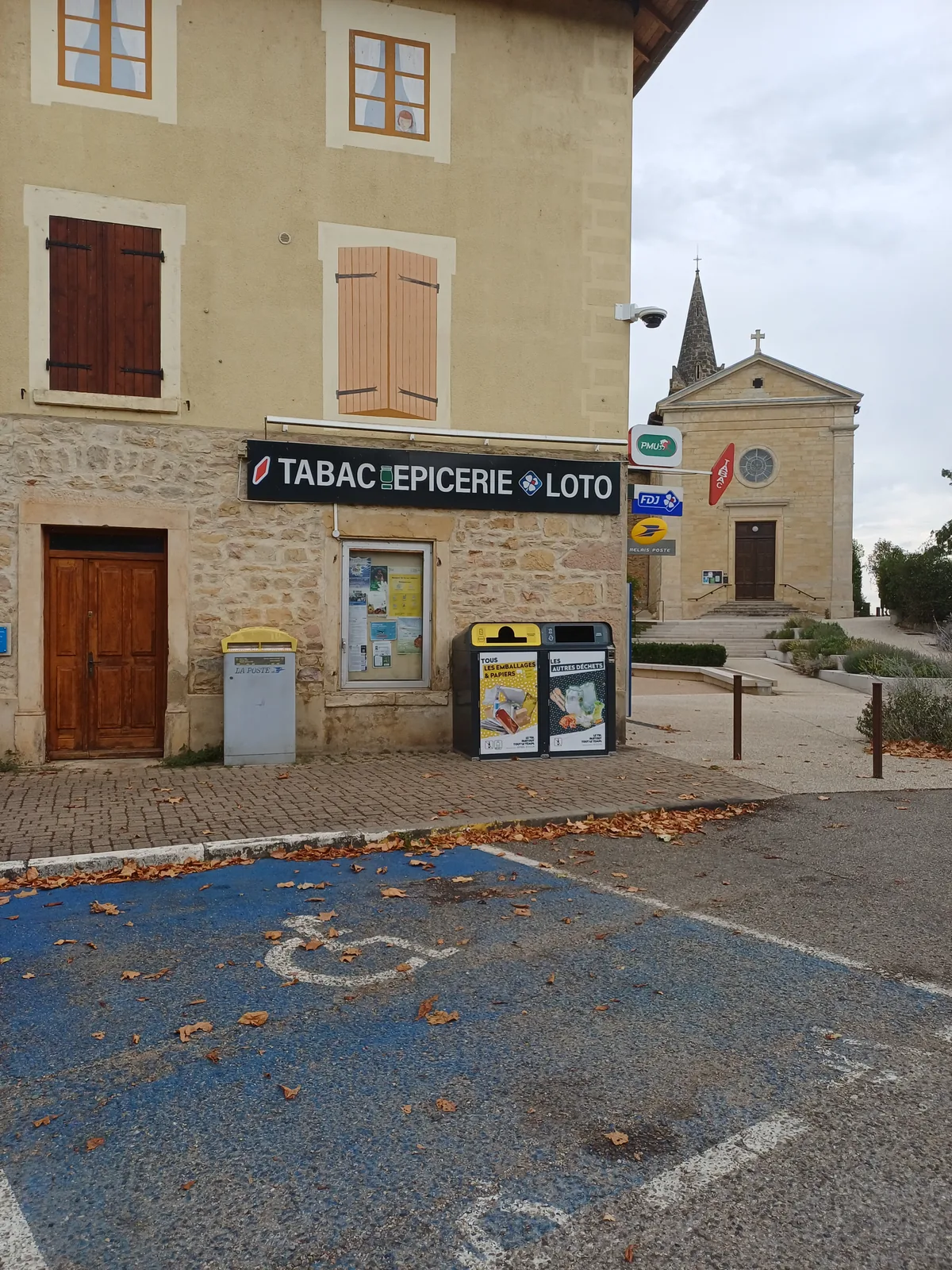 Viabox sur une place de village, devant une épicerie-tabac